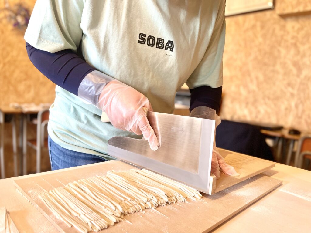 会津で楽しむ、1組限定の蕎麦打ち体験【猪苗代町・室内体験】 - 株式