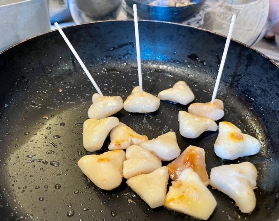 外皮(殻)をむいた菱の実の白い実