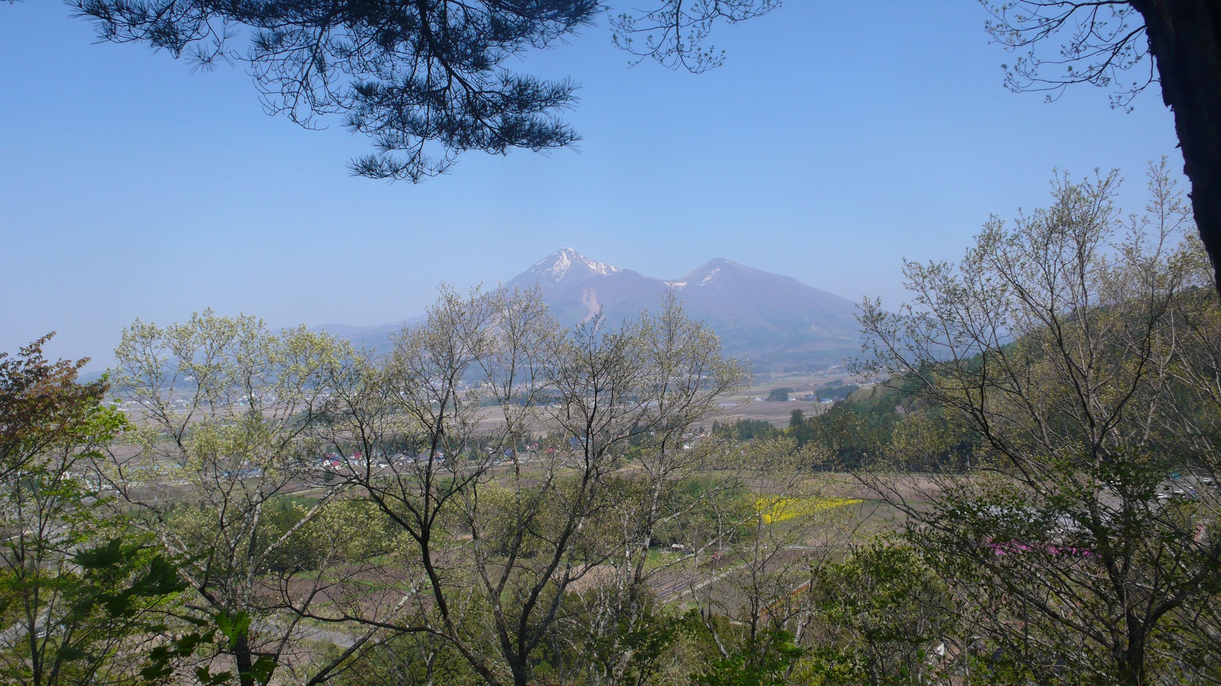 新緑の向こうにそびえる磐梯山と猪苗代の田園
