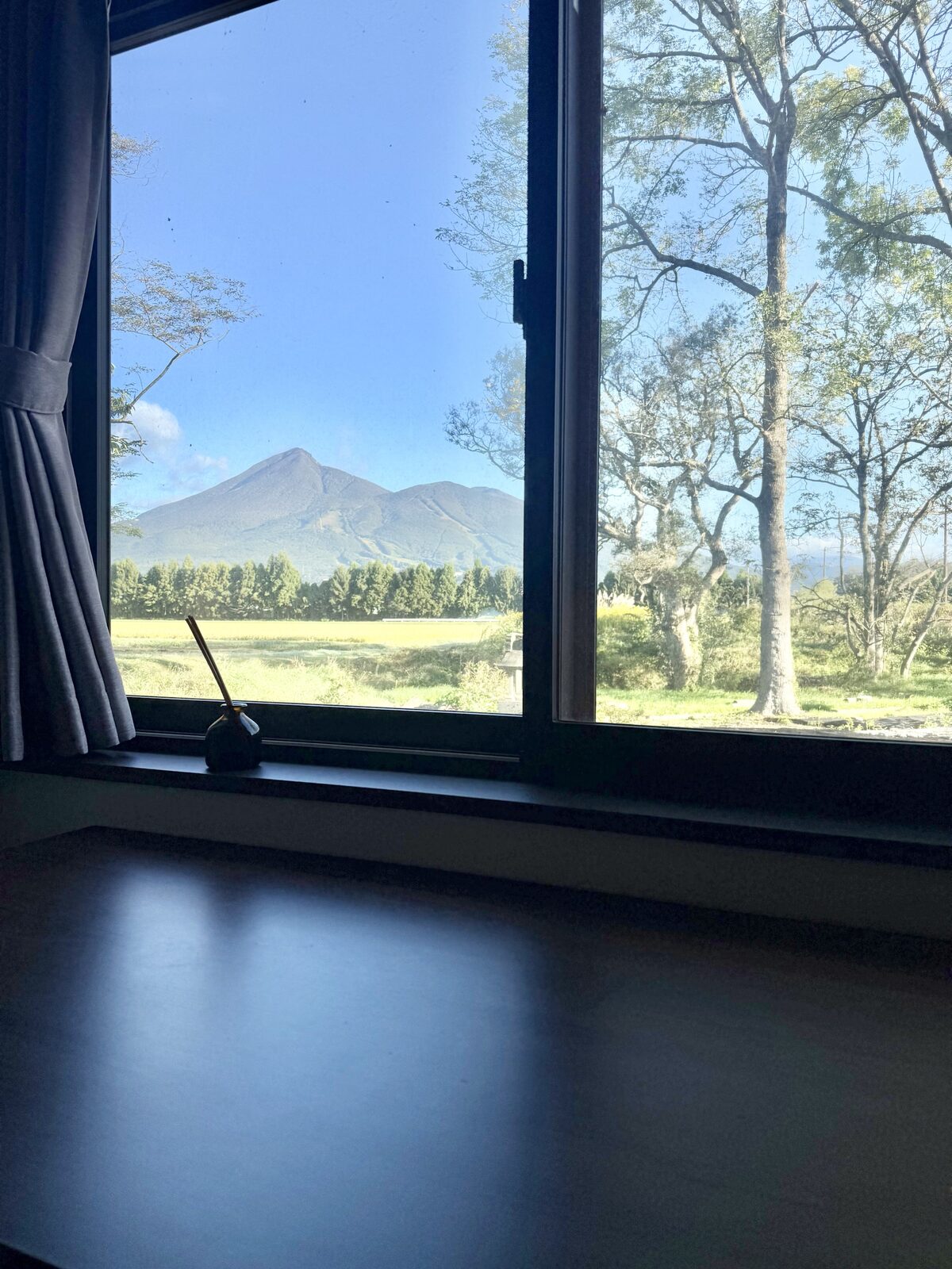 菱花亭の部屋の窓から見える、田んぼの向こうの磐梯山