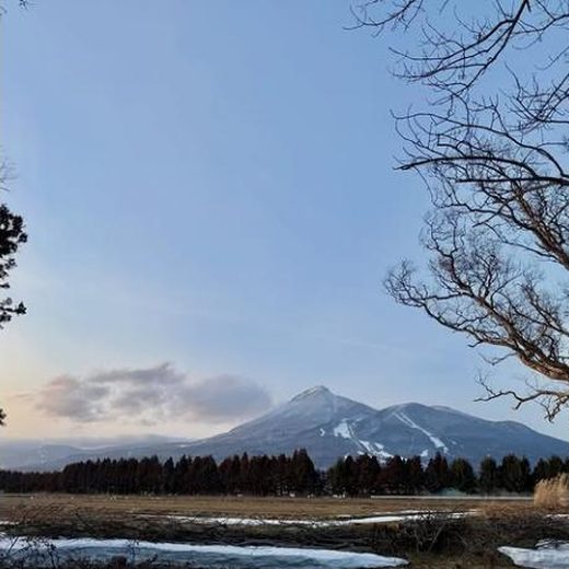 田園の向こうの磐梯山