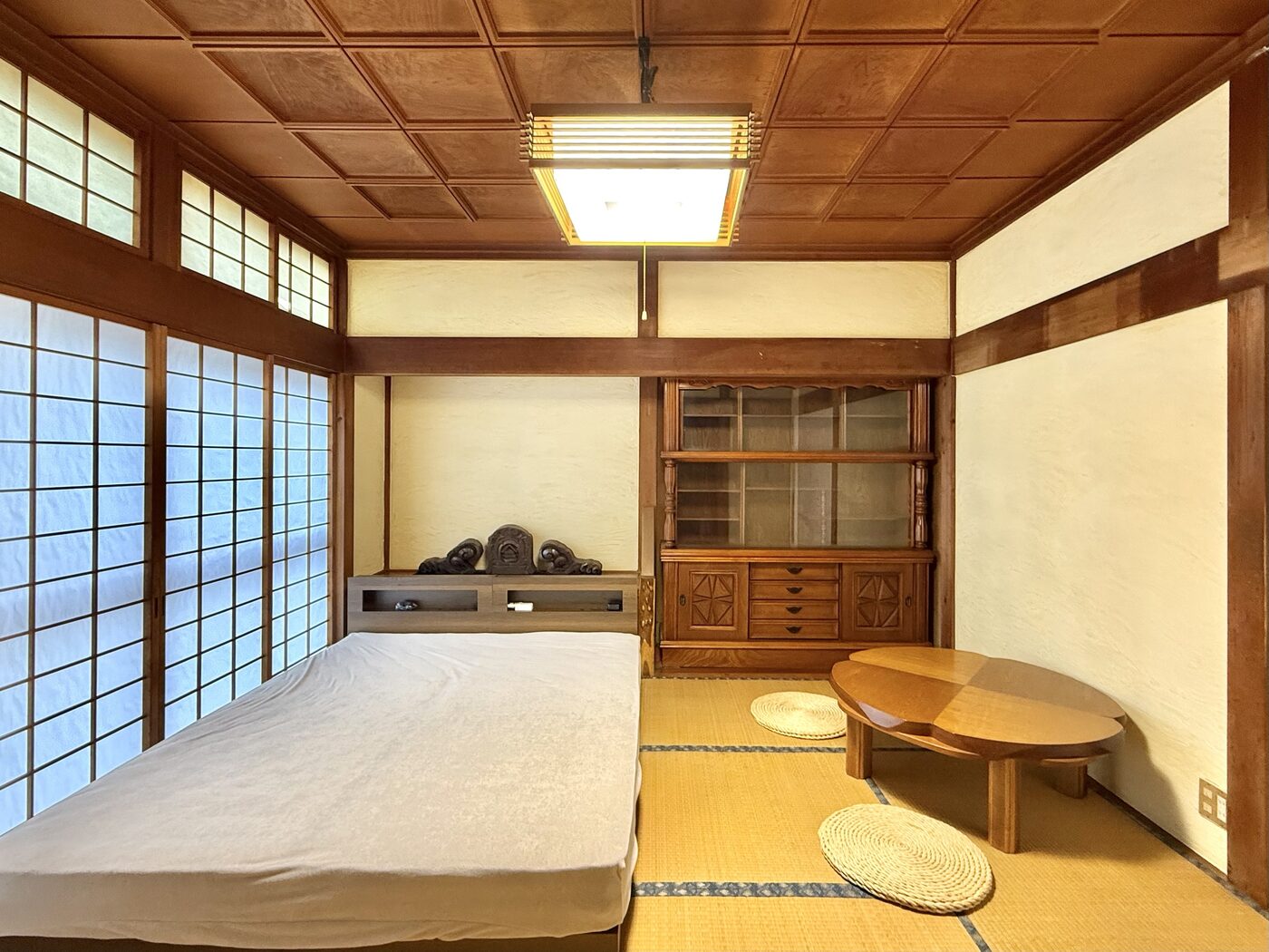 障子と格天井の和室の個室。クイーンベッド1台とちゃぶ台