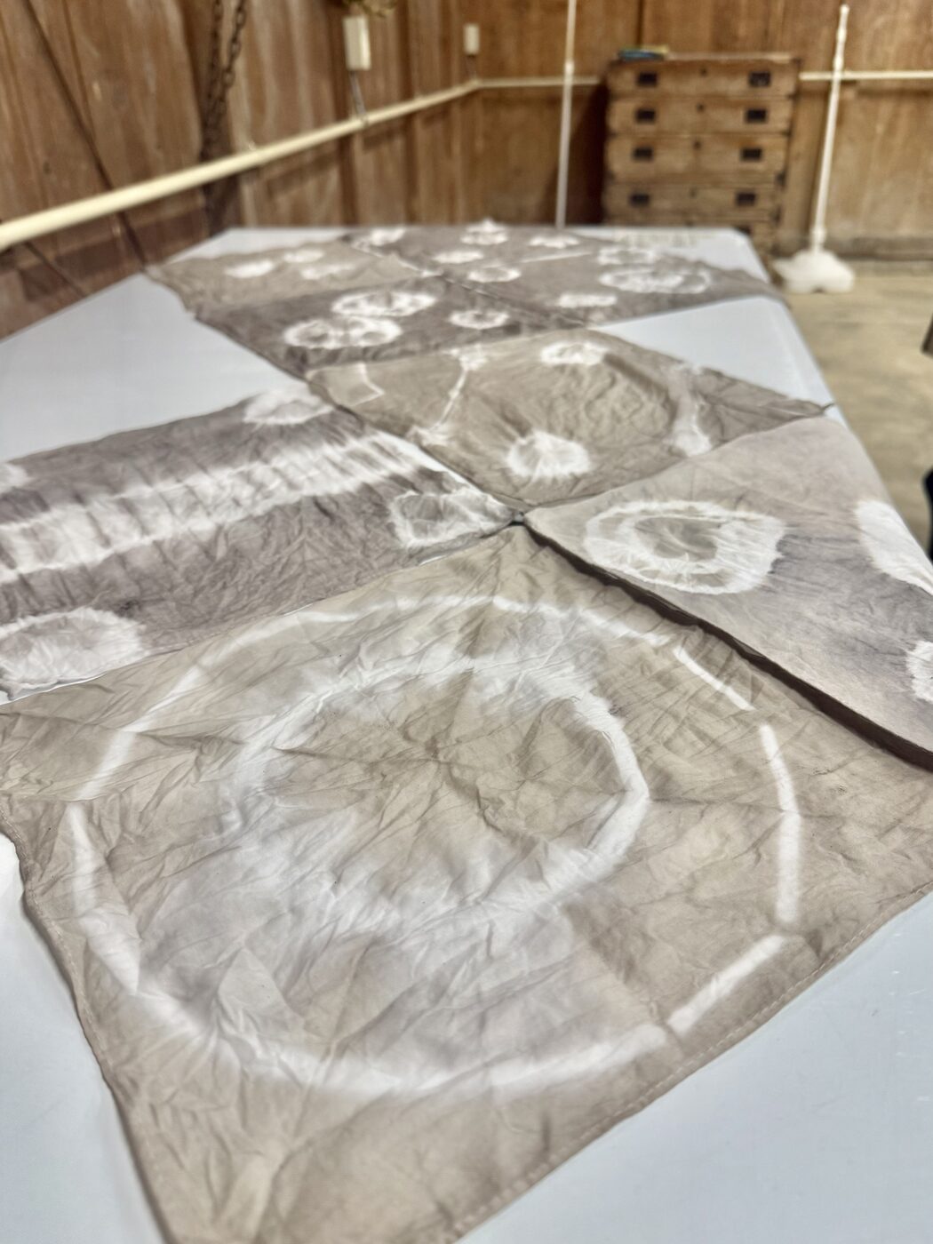 ヒシ染めで作った、絞り模様の布の作品