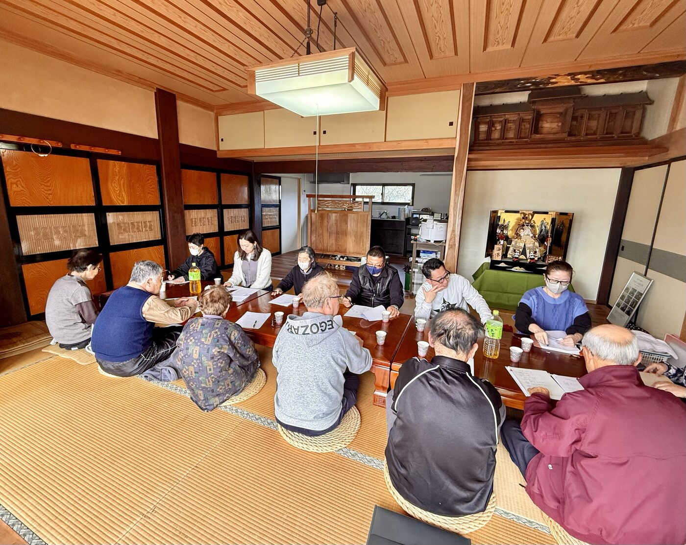 菱花亭の和室で、集落のみなさんと話し合う様子
